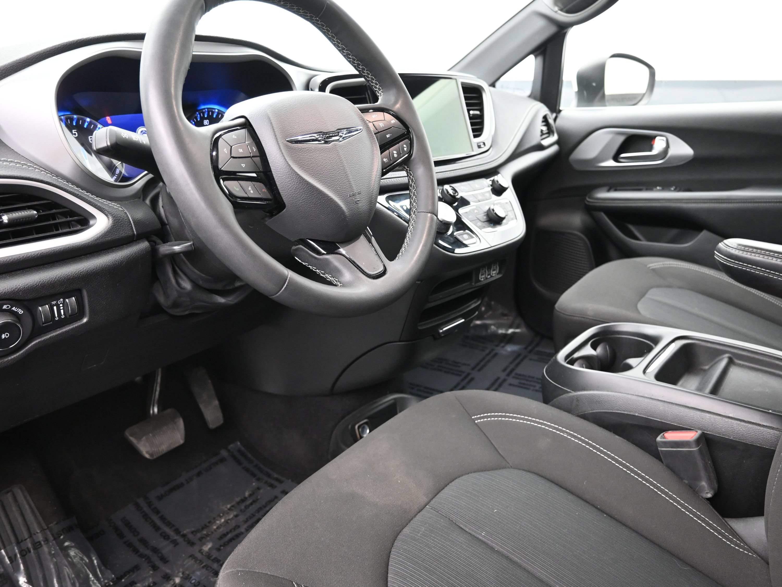 Used 2023 Chrysler Pacifica Touring FWD image 12