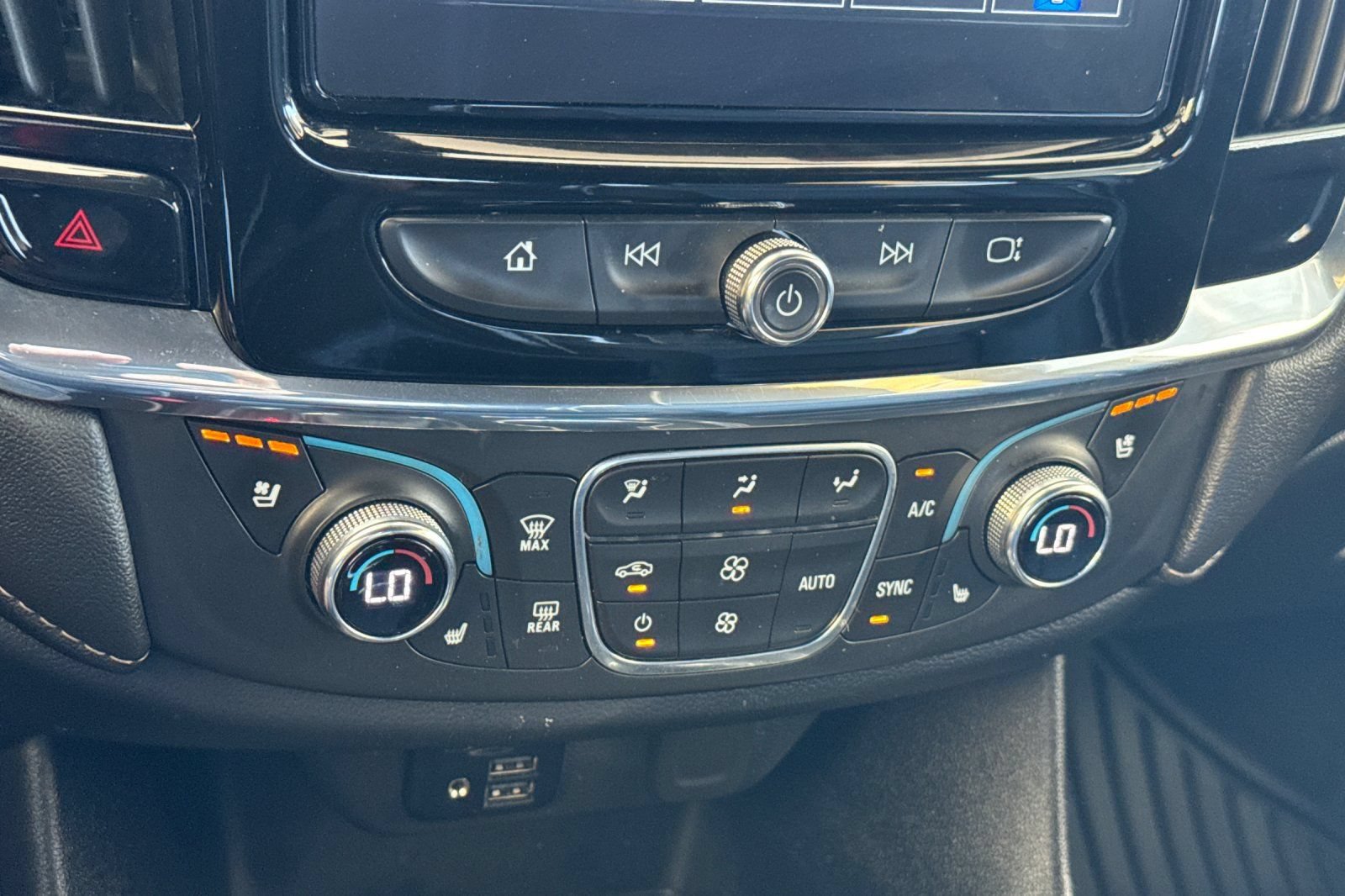 Used 2023 Chevrolet Traverse Premier FWD image 22