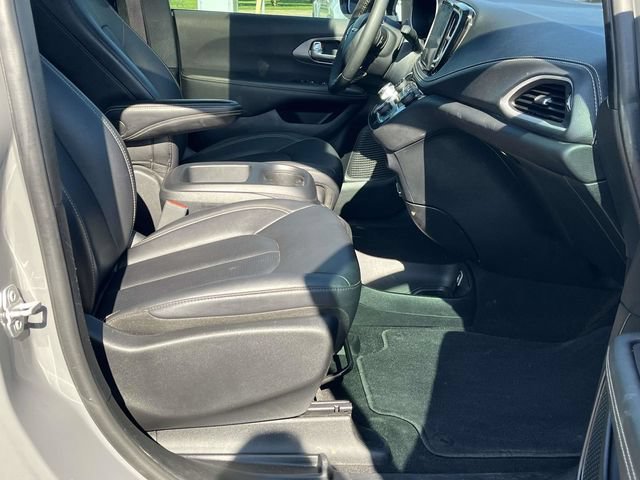 Used 2025 Chrysler Pacifica Select FWD image 24