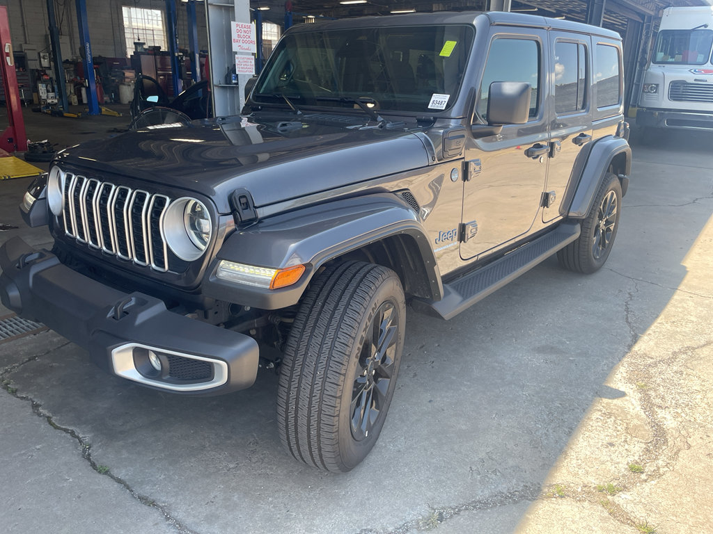 Used 2025 Jeep Wrangler Unlimited Sahara AWD/4WD image 1