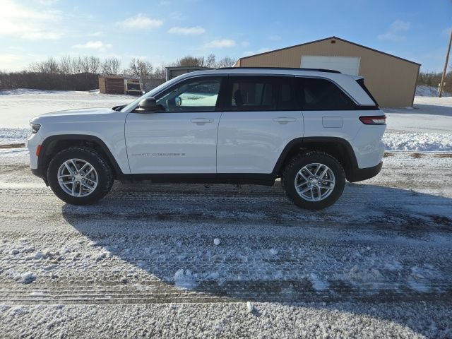 Used 2023 Jeep Grand Cherokee Laredo w/ Luxury Tech Group I image 3
