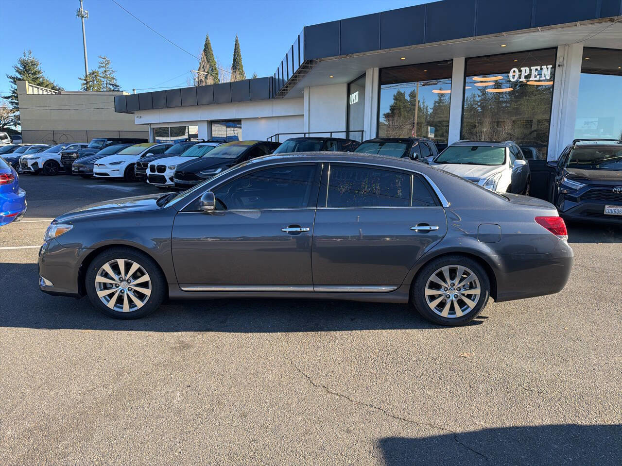 Used 2011 Toyota Avalon Limited image 2