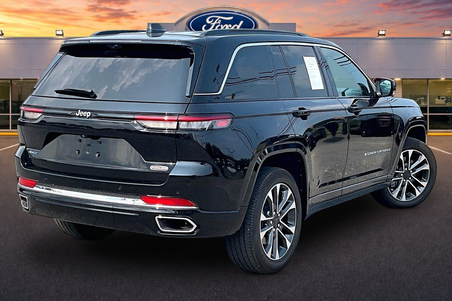 Used 2025 Jeep Grand Cherokee Overland w/ Advanced Protech Group III AWD/4WD image 13