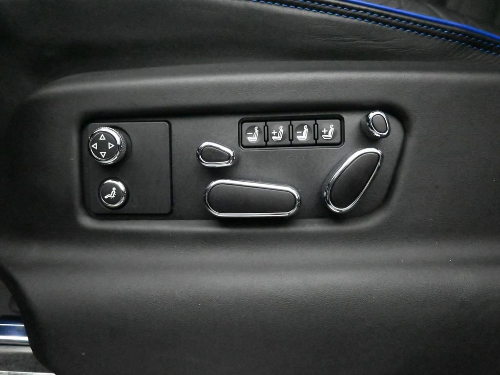 Used 2025 Bentley Bentayga image 24