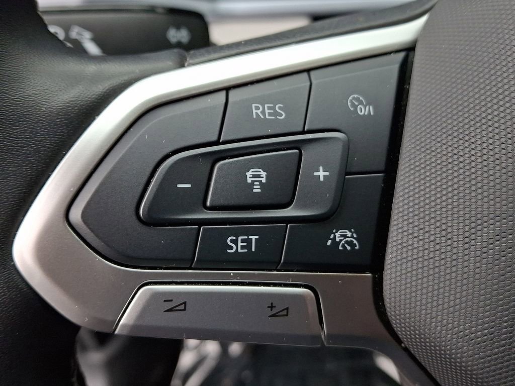 Certified 2025 Volkswagen Taos SE w/ Panoramic Sunroof Package AWD/4WD image 21