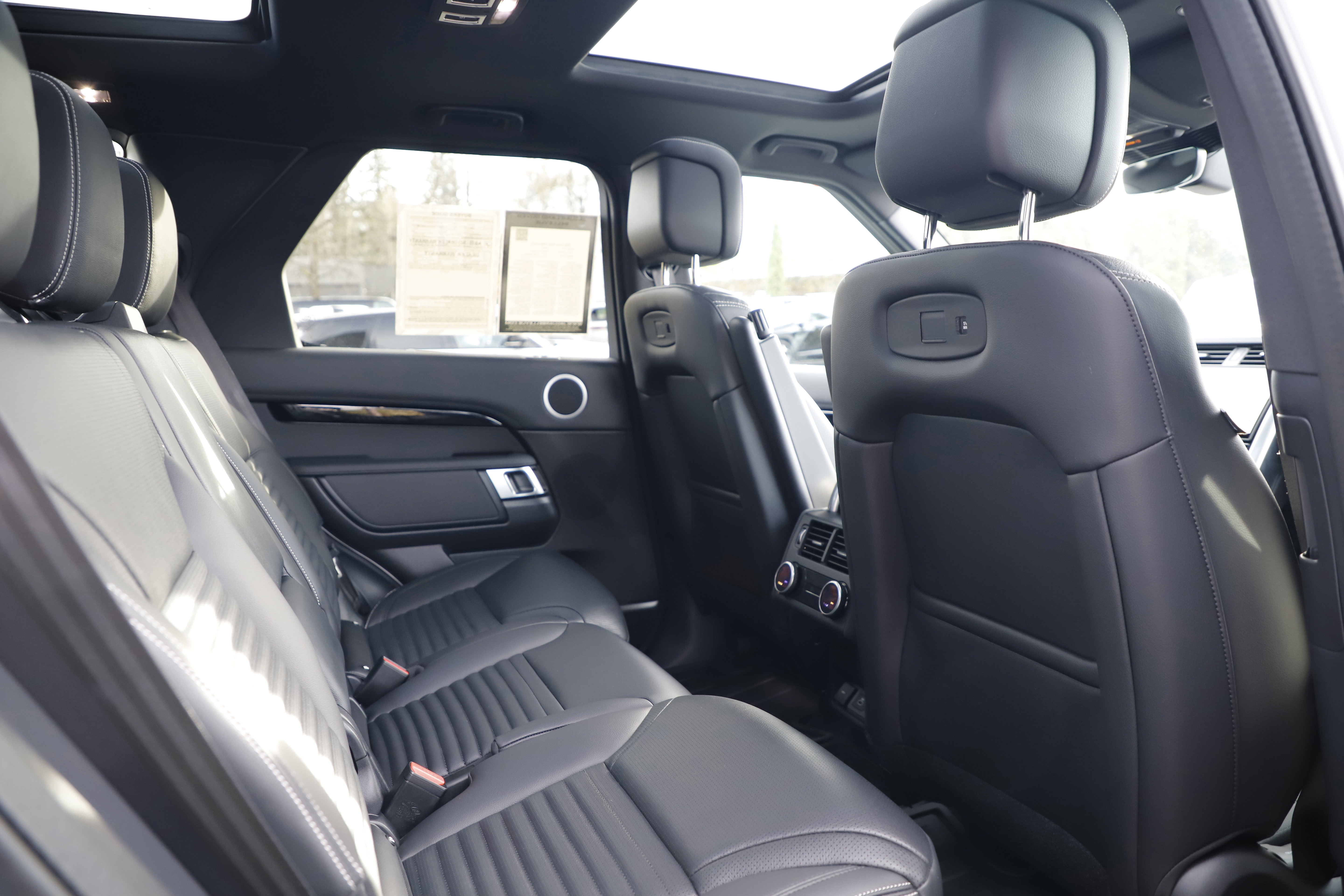 Certified 2025 Land Rover Discovery S image 11