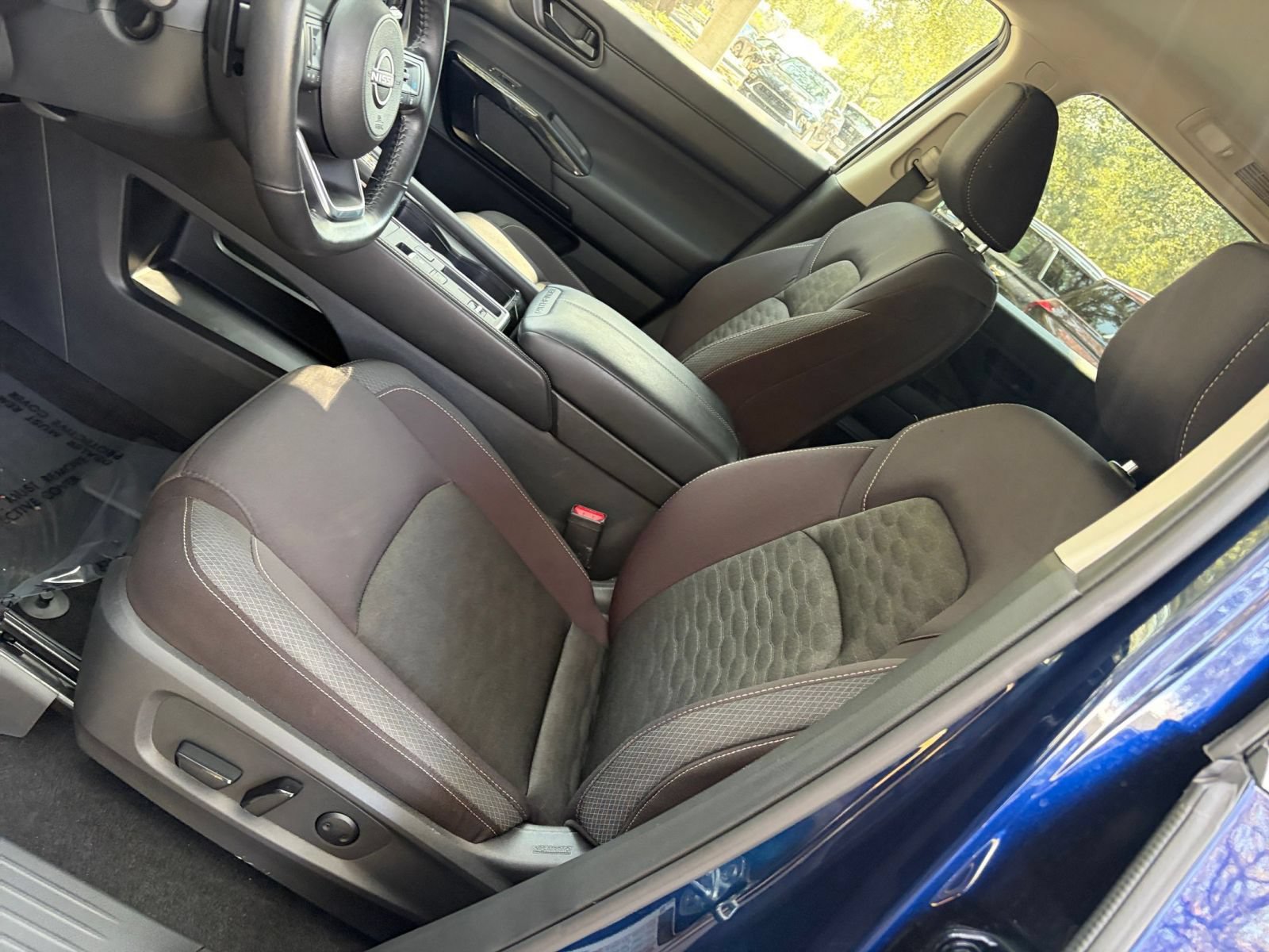Used 2025 Nissan Pathfinder SV FWD image 38