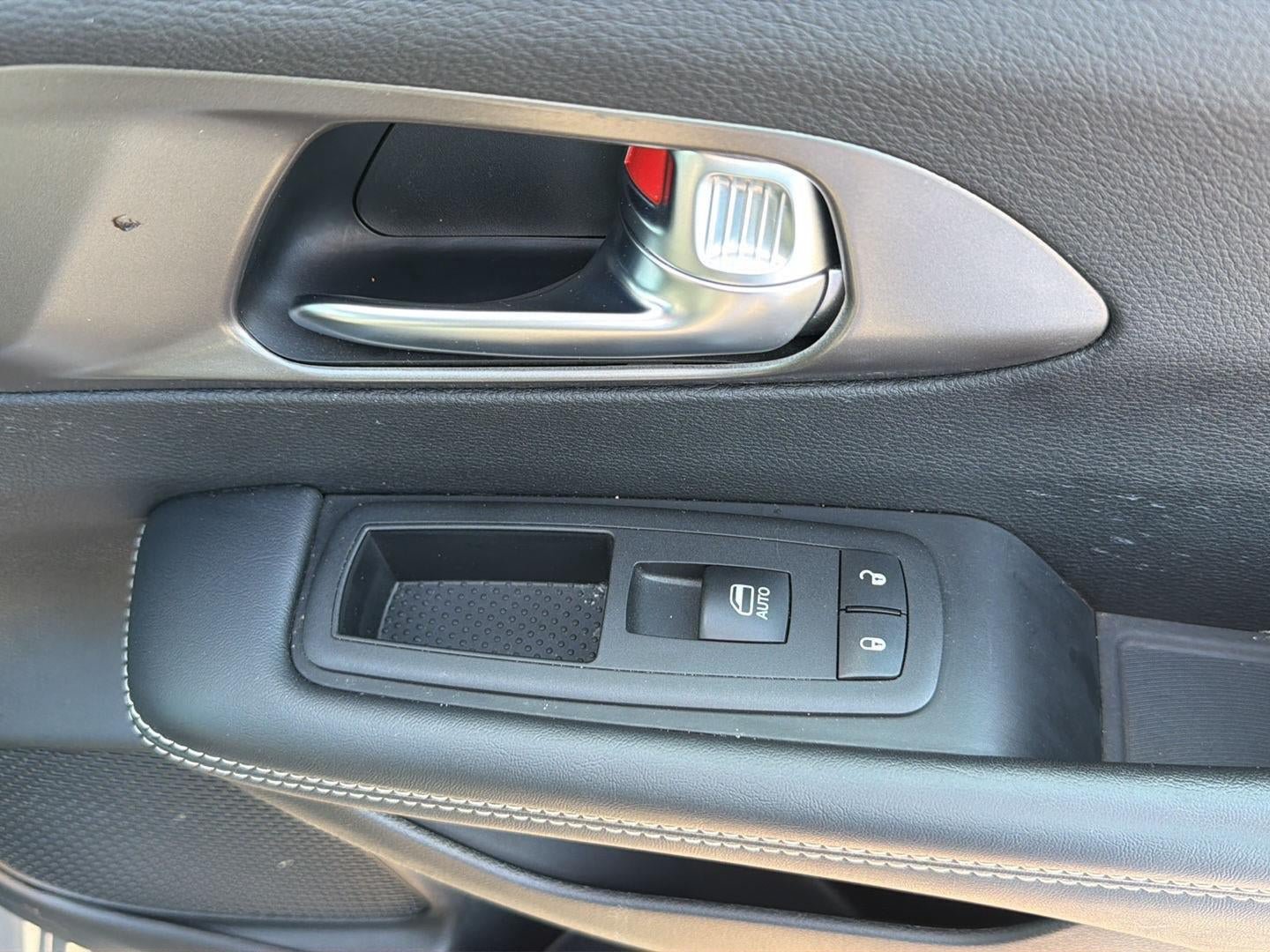 Used 2025 Chrysler Pacifica Select FWD image 41