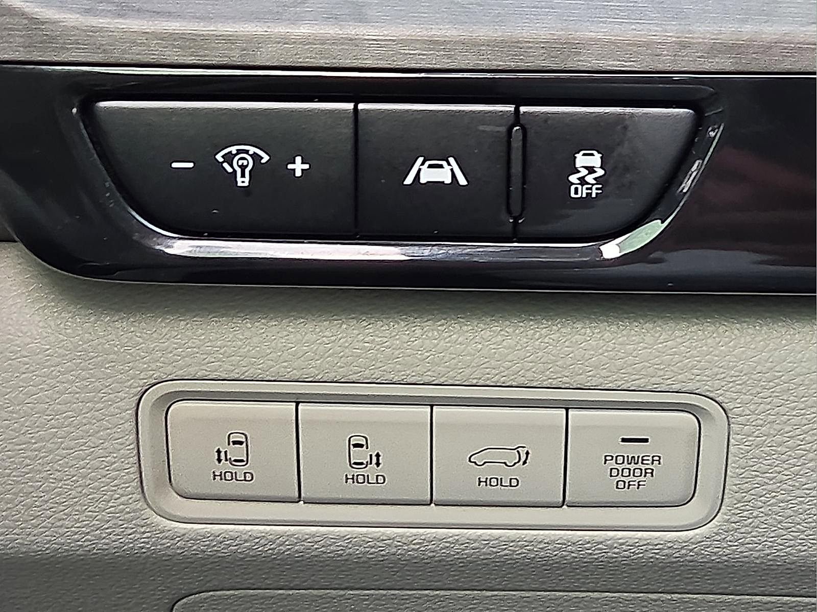 Used 2023 Kia Carnival EX image 22