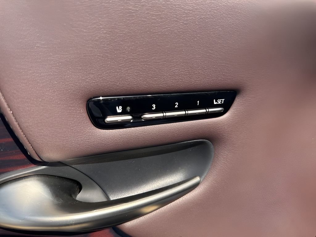 Used 2018 Lexus LS 500h w/ Luxury Package RWD image 11