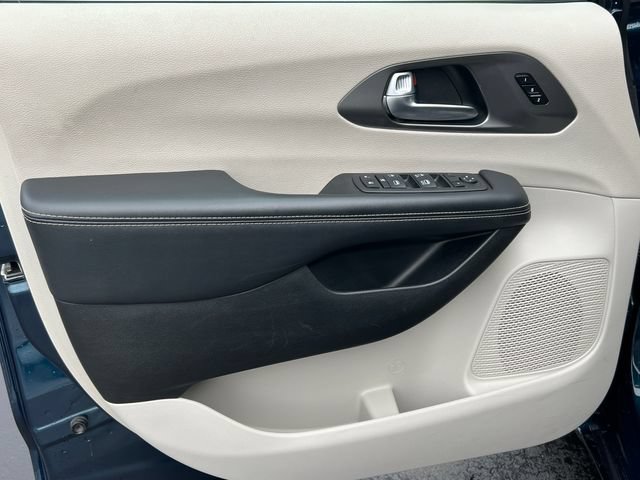 Used 2024 Chrysler Pacifica Touring-L FWD image 15