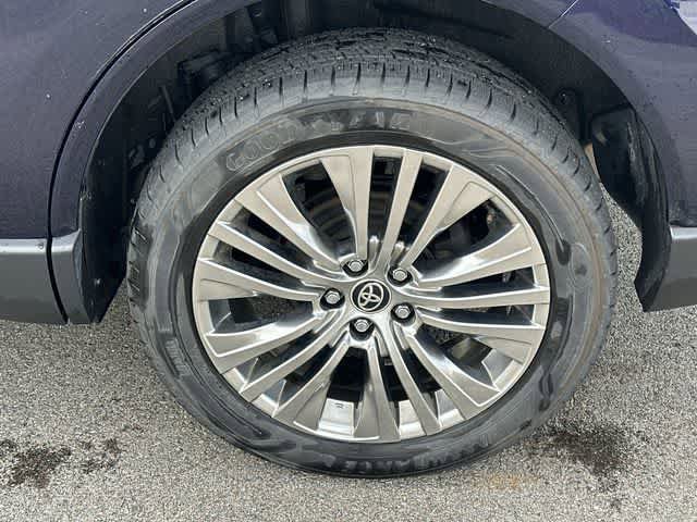 Used 2022 Toyota Venza XLE image 5