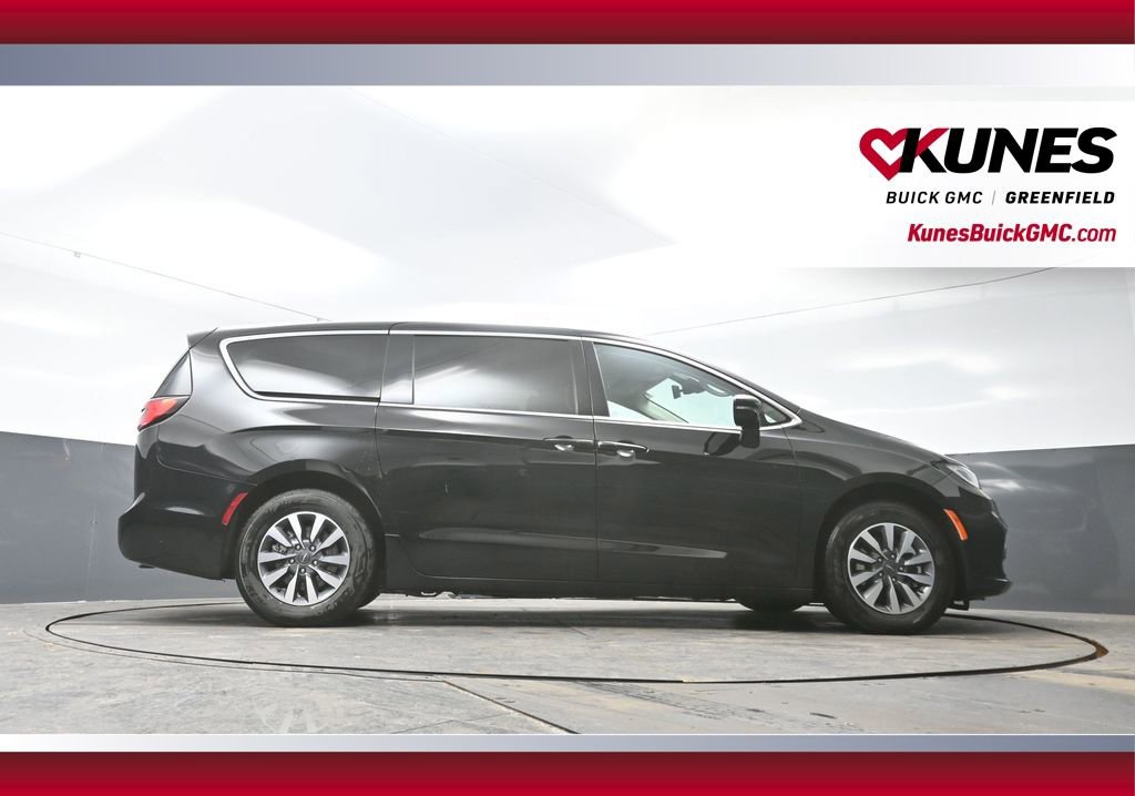Used 2024 Chrysler Pacifica Select FWD image 47