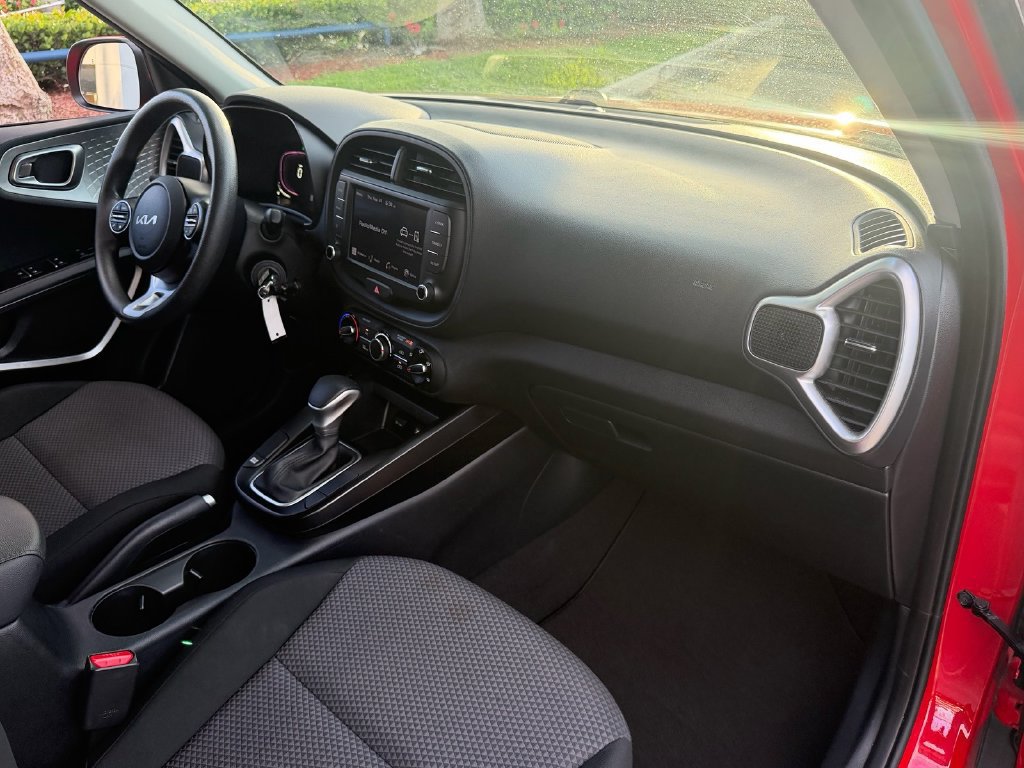 Used 2024 Kia Soul LX w/ Option Group 015 FWD image 17