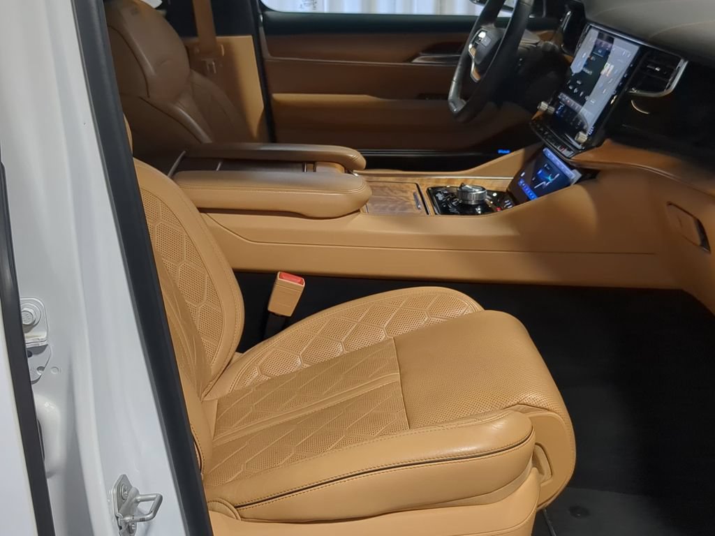 Used 2022 Jeep Grand Wagoneer Series III AWD/4WD image 24
