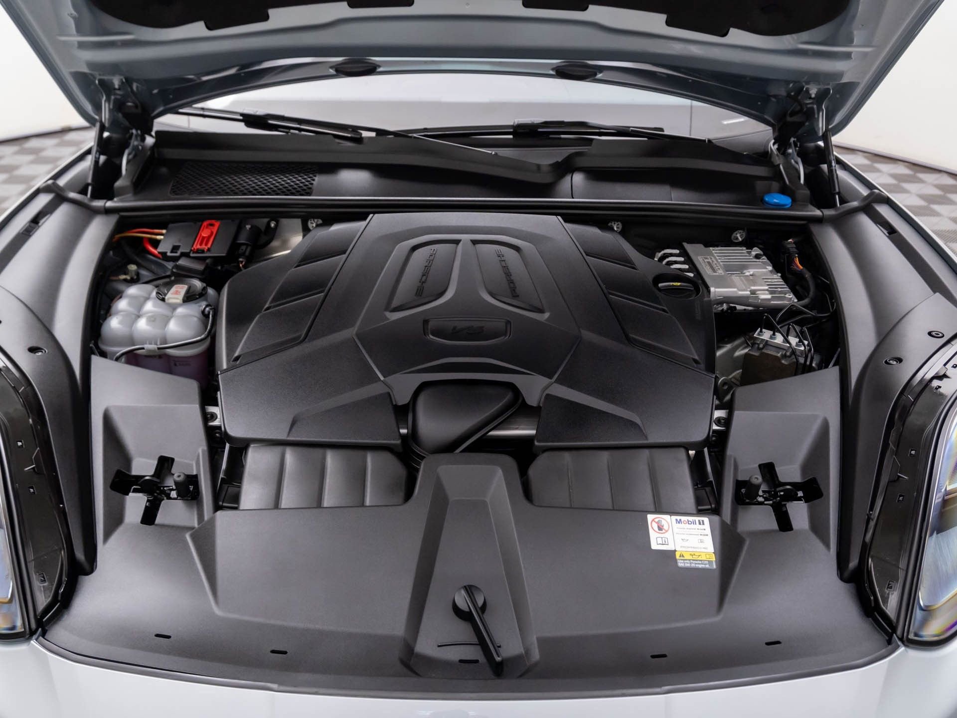 Certified 2024 Porsche Cayenne image 30