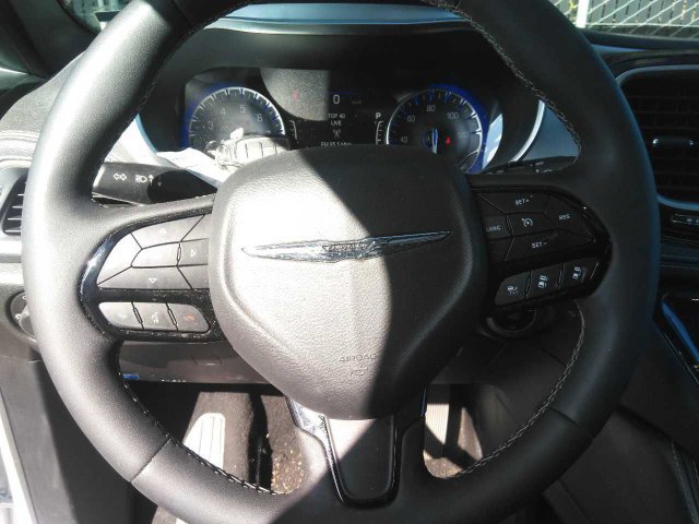 Used 2025 Chrysler Pacifica Limited FWD image 3
