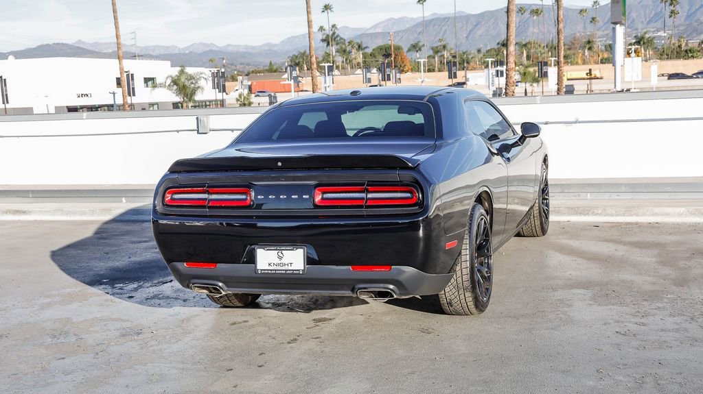 Used 2018 Dodge Challenger SXT image 9