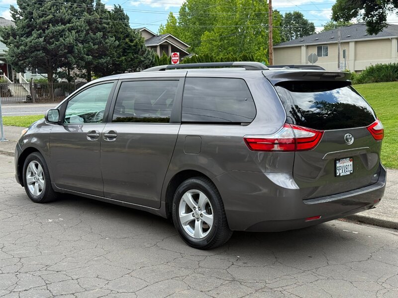 Used 2016 Toyota Sienna LE FWD image 3