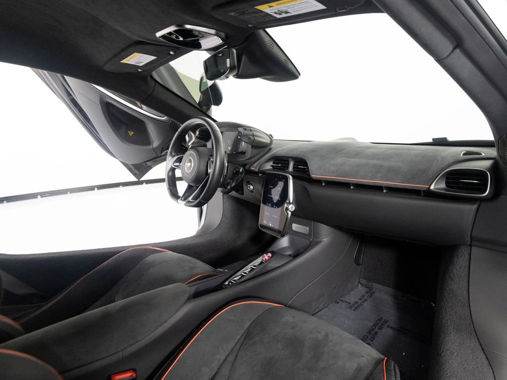 Used 2023 McLaren Artura RWD image 25