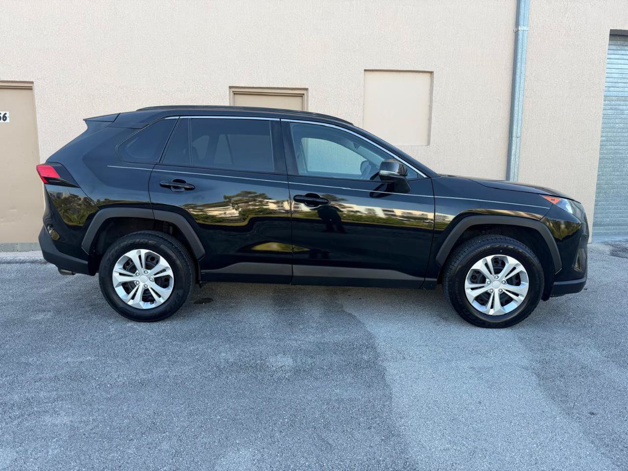 Used 2020 Toyota RAV4 LE FWD image 9