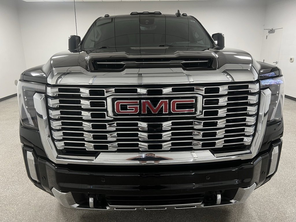 Used 2024 GMC Sierra 3500 Denali w/ Denali Reserve Package image 3