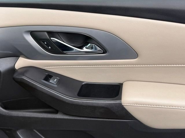 Used 2022 Chevrolet Traverse LS FWD image 17