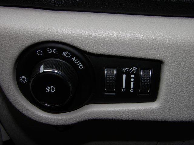 Used 2018 Chrysler Pacifica Limited w/ Tire & Wheel Group image 48