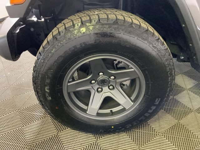 Used 2025 Jeep Wrangler Unlimited Sahara w/ Technology Group AWD/4WD image 9