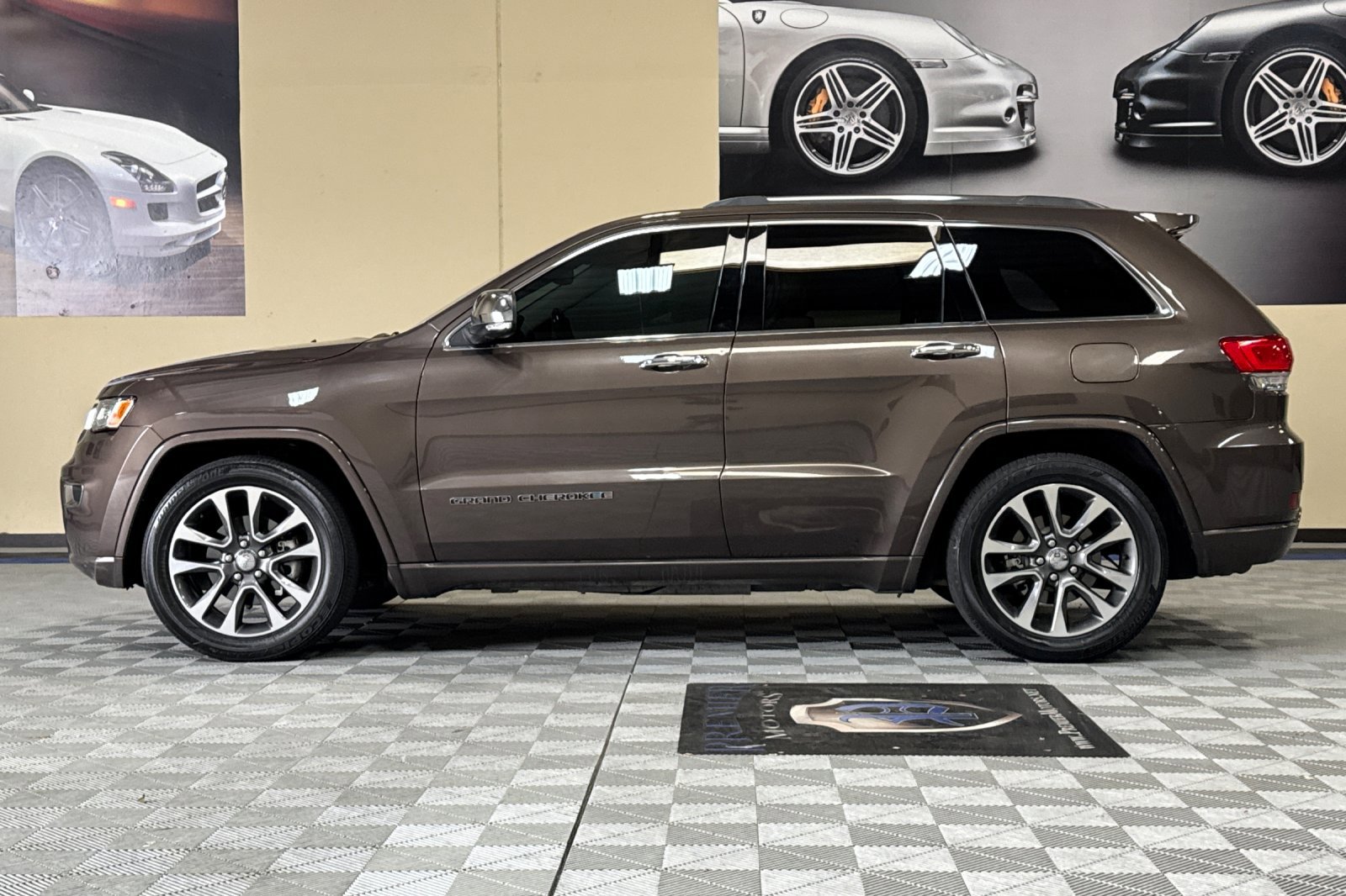 Used 2018 Jeep Grand Cherokee Overland AWD/4WD image 7