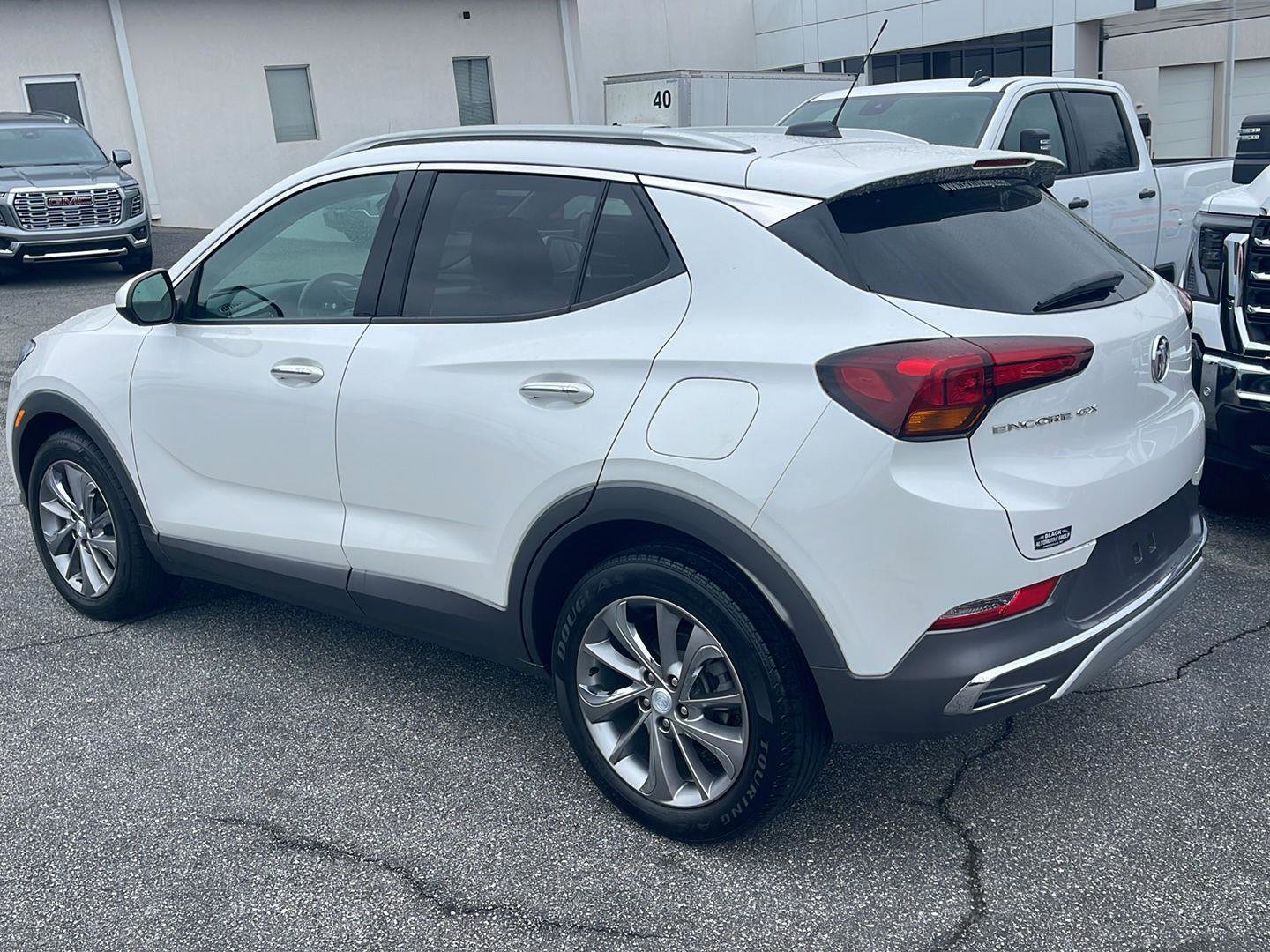 Used 2022 Buick Encore GX Essence w/ Experience Buick Package image 3