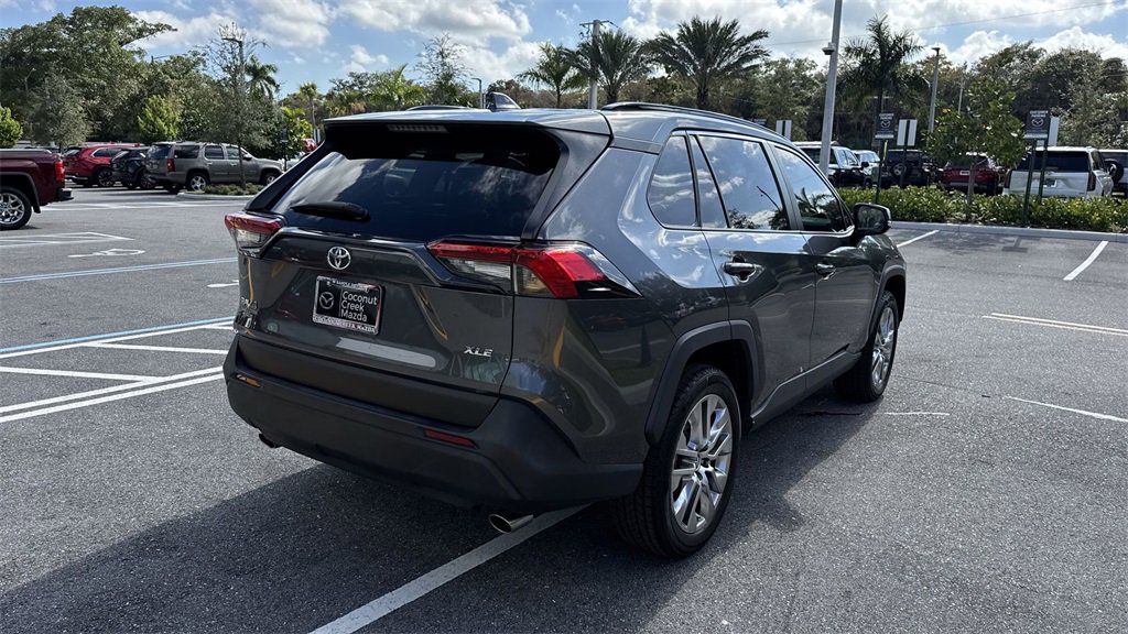 Used 2021 Toyota RAV4 XLE Premium image 4