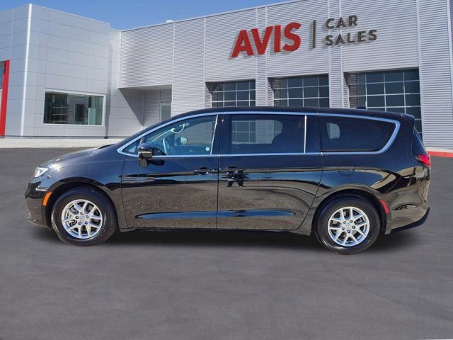 Used 2025 Chrysler Pacifica Select image 11