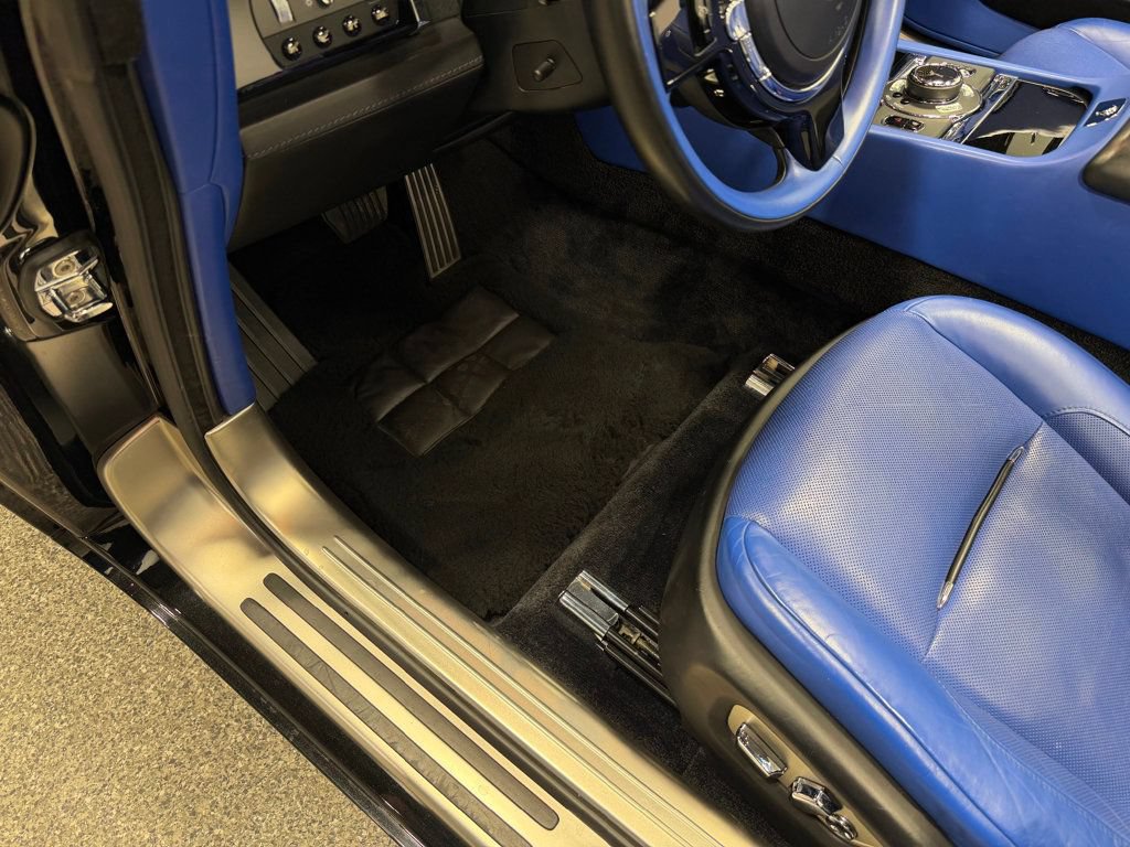Used 2019 Rolls-Royce Dawn RWD image 23