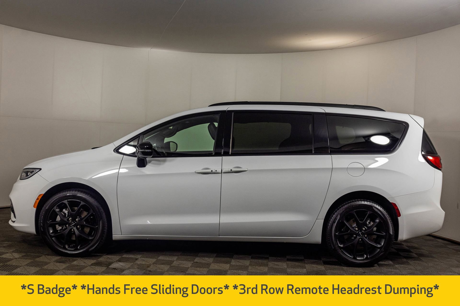 Used 2023 Chrysler Pacifica Limited w/ Uconnect Theater Family Group image 25