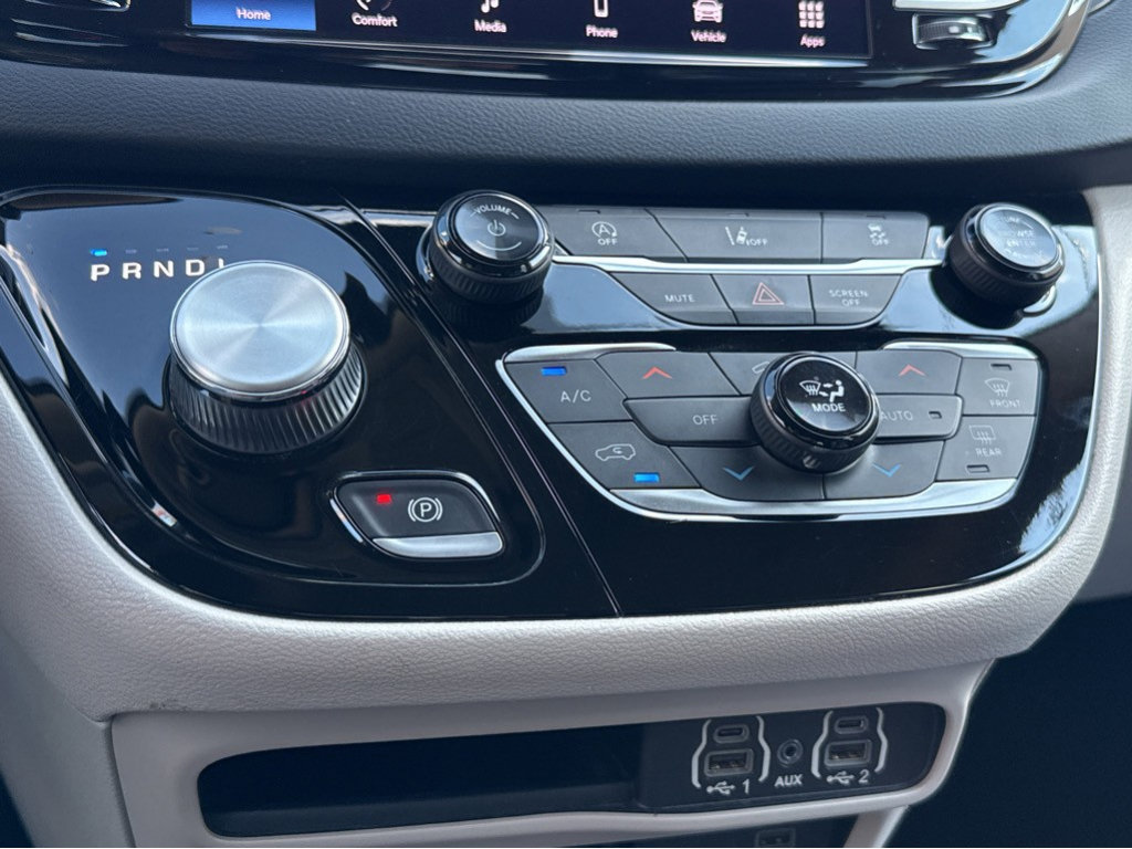 Used 2024 Chrysler Pacifica Touring-L image 30