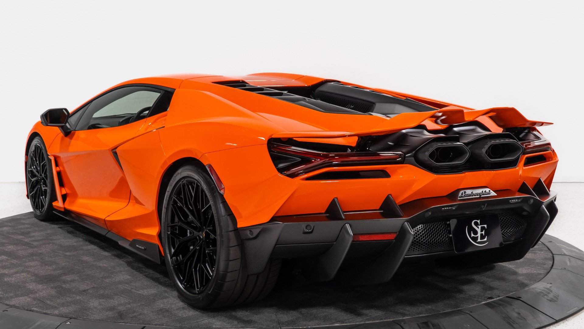 Used 2025 Lamborghini Revuelto image 6