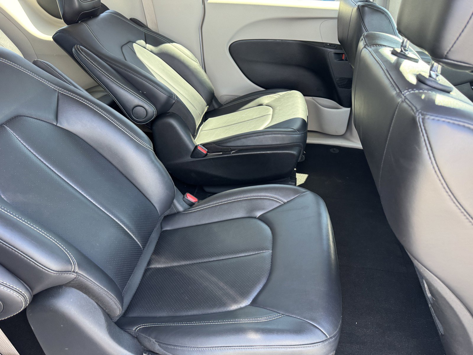 Used 2024 Chrysler Pacifica Limited FWD image 10