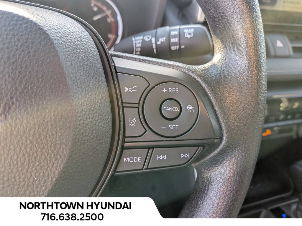 Used 2025 Toyota RAV4 XLE AWD/4WD image 23