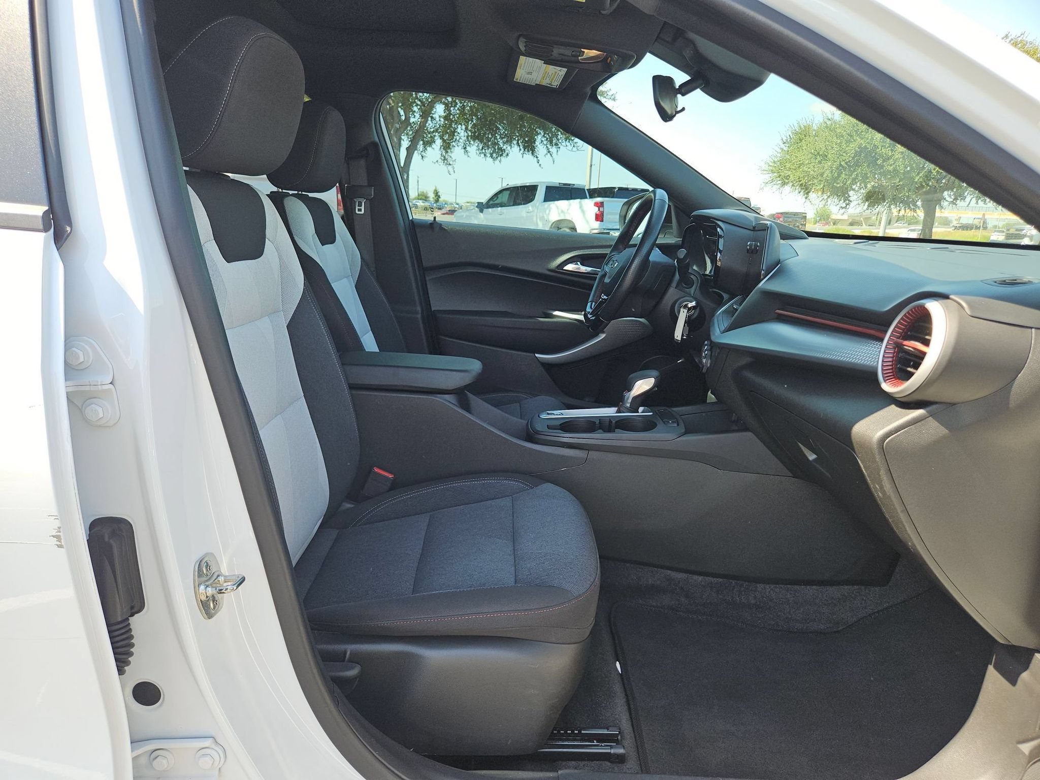 Certified 2025 Chevrolet Trax RS w/ Sunroof Package FWD image 28