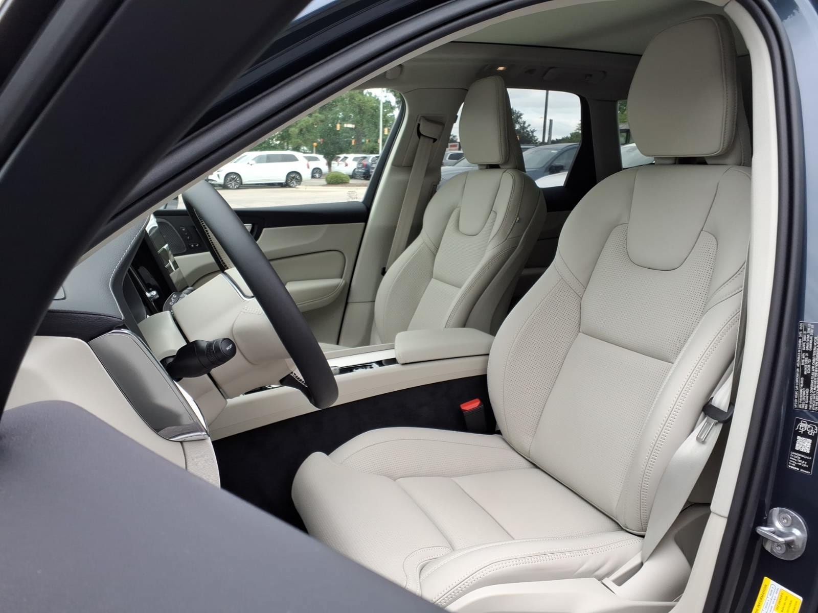 New 2026 Volvo XC60 T8 Ultra w/ Protection Package Premier AWD/4WD image 4