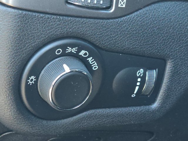 Used 2020 Jeep Cherokee Latitude w/ Cold Weather Group FWD image 13