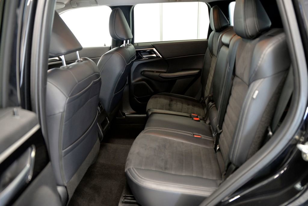 Used 2024 Mitsubishi Outlander SE image 27