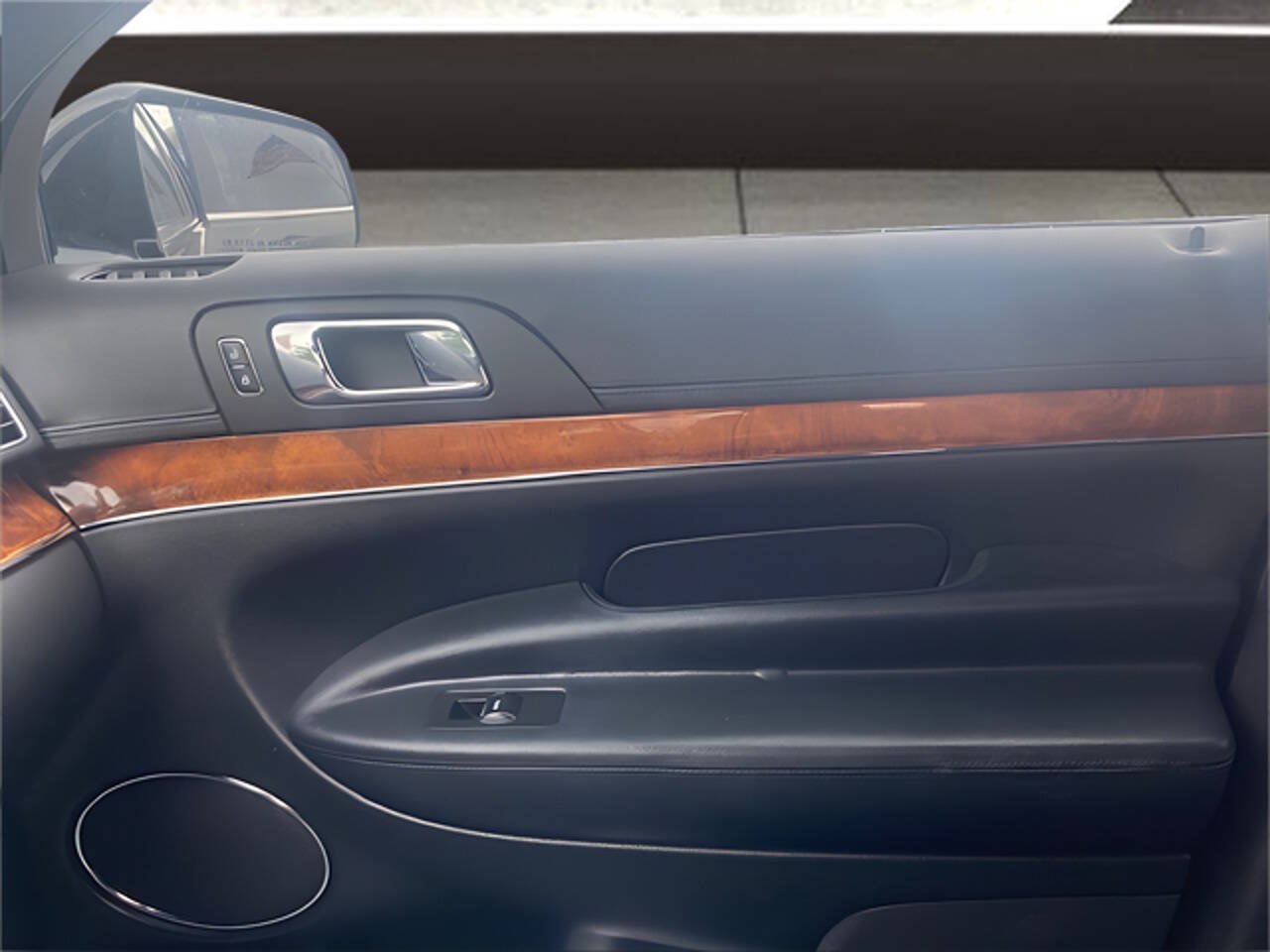Used 2015 Lincoln MKT AWD image 4