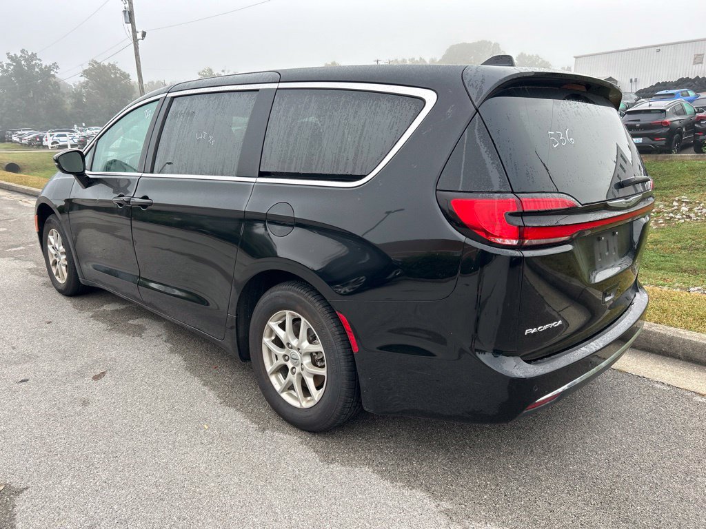 Used 2024 Chrysler Pacifica Touring-L FWD image 4