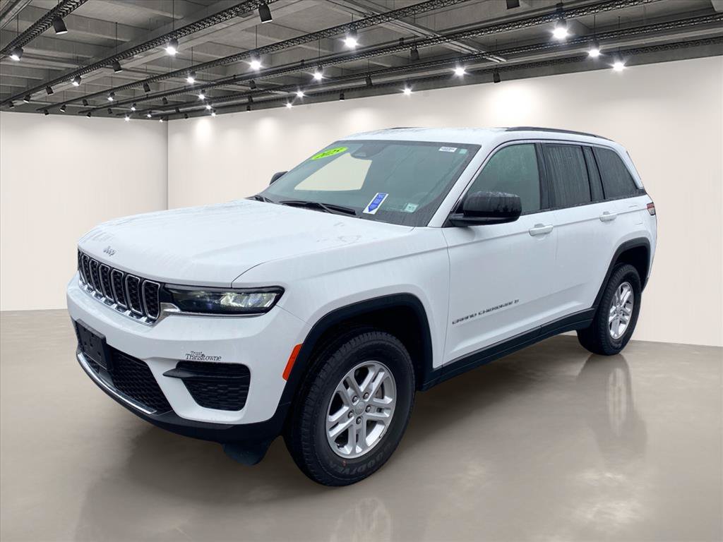 Certified 2025 Jeep Grand Cherokee Laredo AWD/4WD image 3