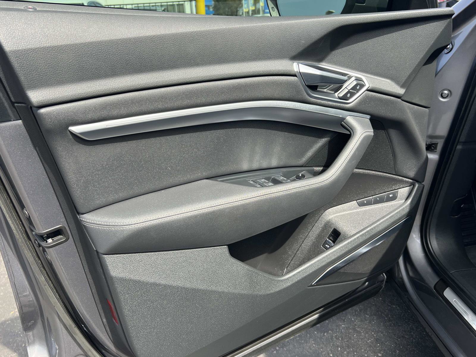 Used 2019 Audi e-tron Premium Plus image 6