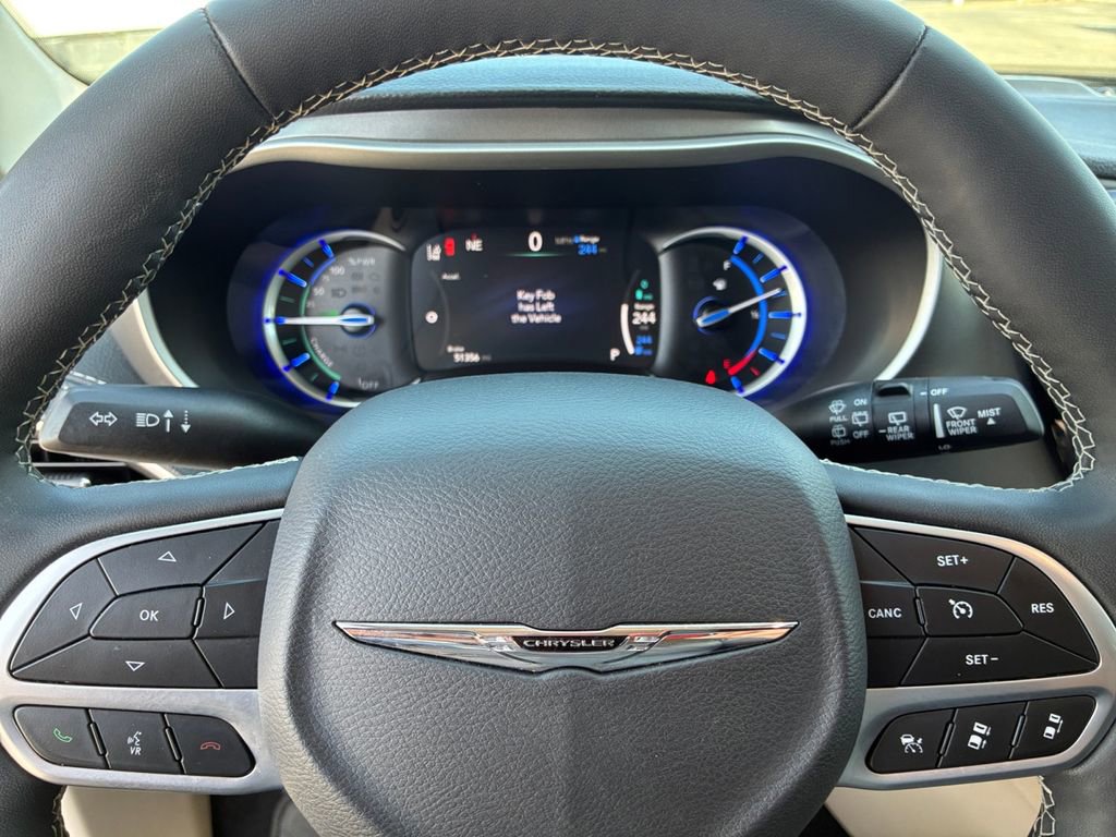 Used 2024 Chrysler Pacifica Select image 11