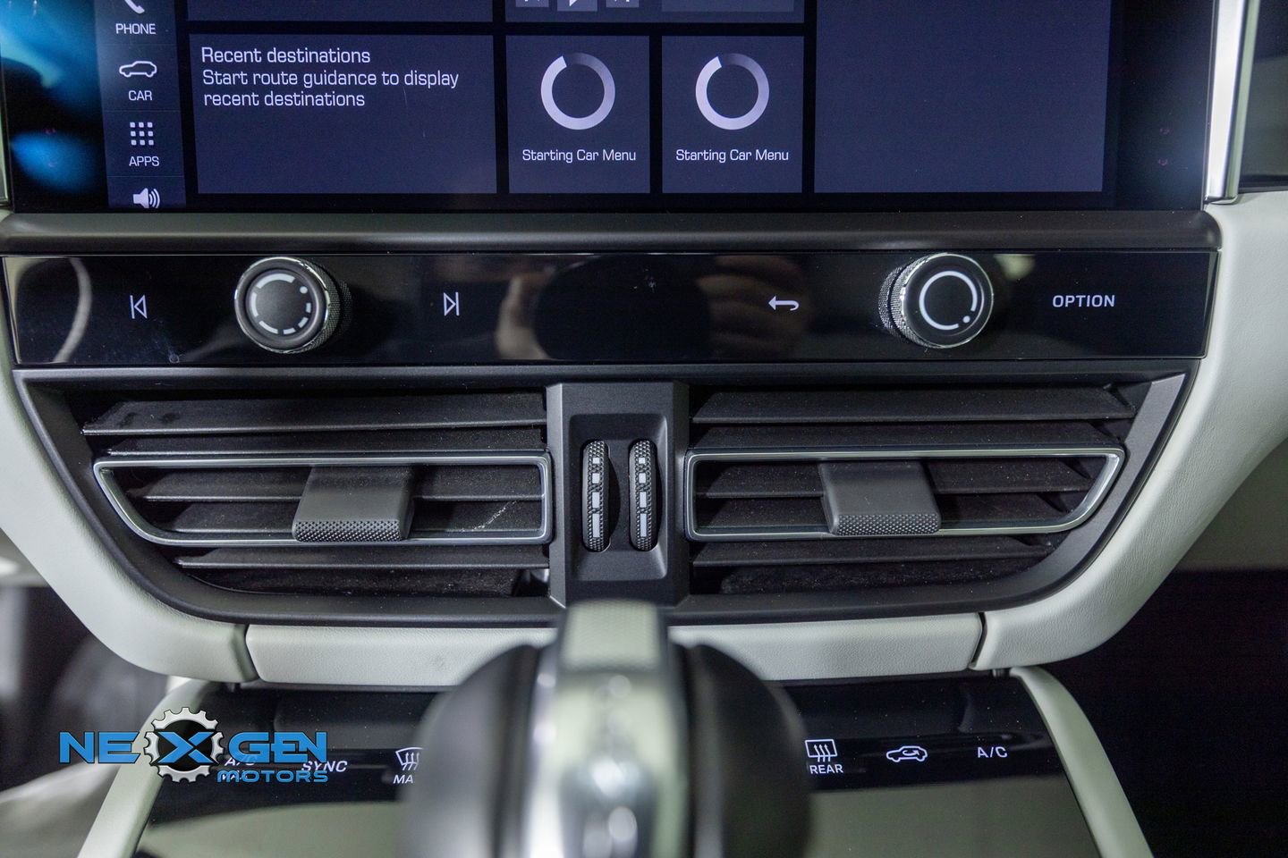 Used 2024 Porsche Macan AWD/4WD image 20