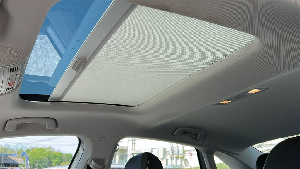 Used 2023 Volkswagen Jetta SE w/ Panoramic Sunroof Package FWD image 22